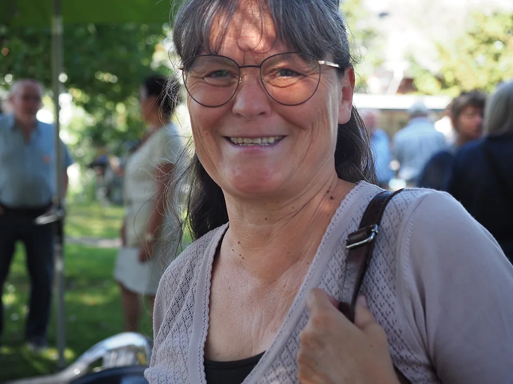 Eine Frau lacht beim Jubiläumsfest der Sylter Tafel